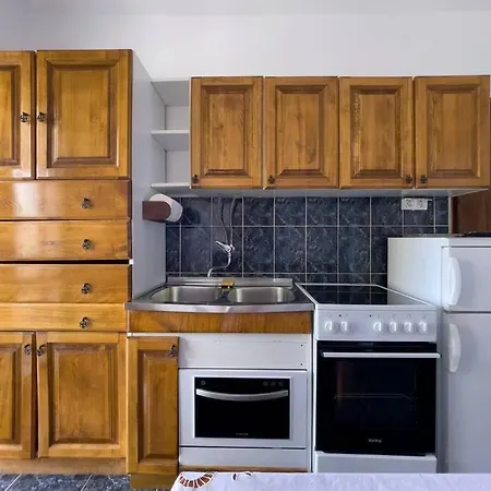 W/ Spacious Terrace Дом отдыха Мандре