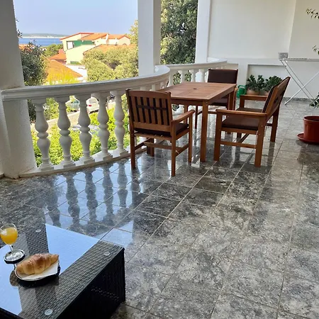 Holiday home W/ Spacious Terrace Mandre