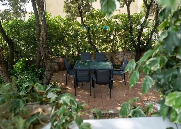 W/ Spacious Terrace Feriehus *