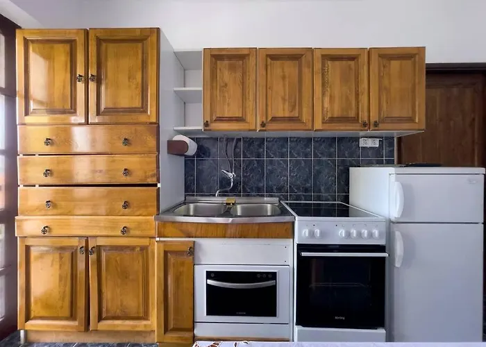 W/ Spacious Terrace Feriehus Mandre