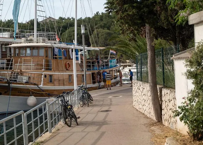 W/ Spacious Terrace Feriehus Mandre