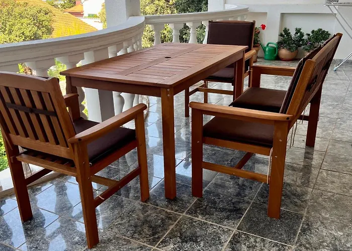 W/ Spacious Terrace Feriehus Mandre