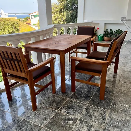 W/ Spacious Terrace Vakantiehuis Mandre