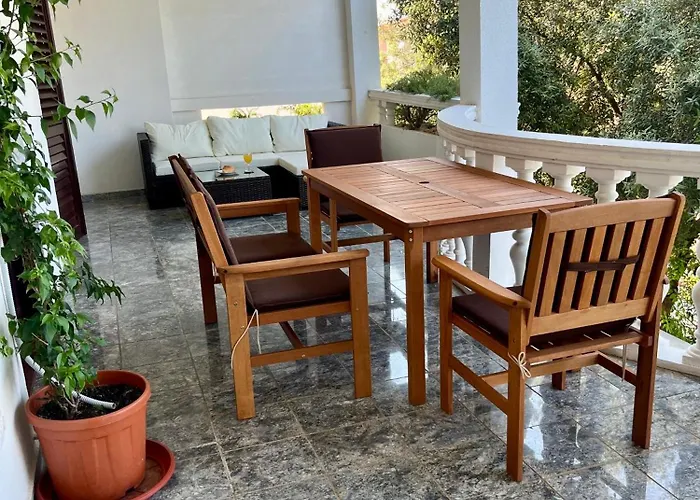 Vikendica W/ Spacious Terrace